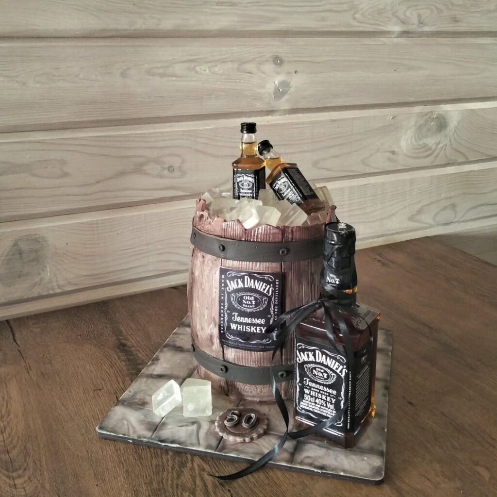 Торт в виде бочки виски
