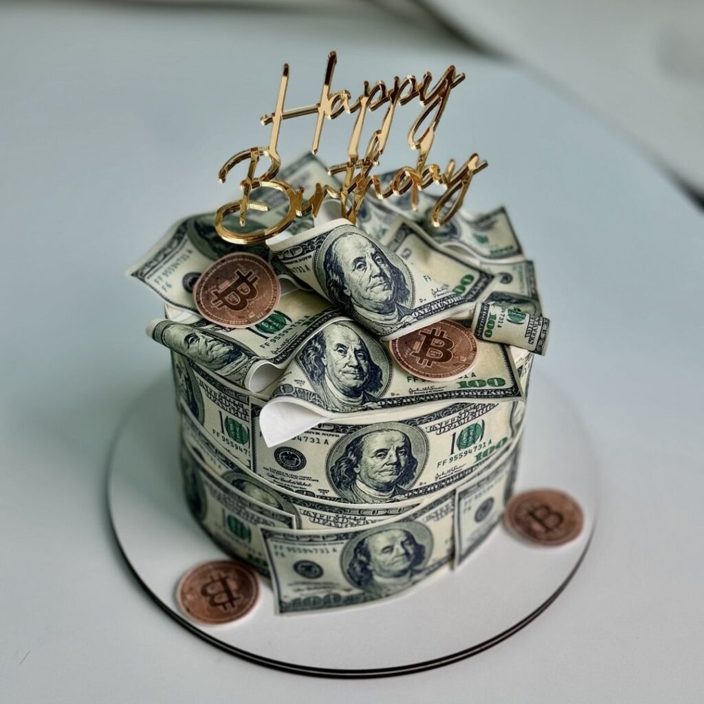 Торт украшенный деньгами и биткоинами