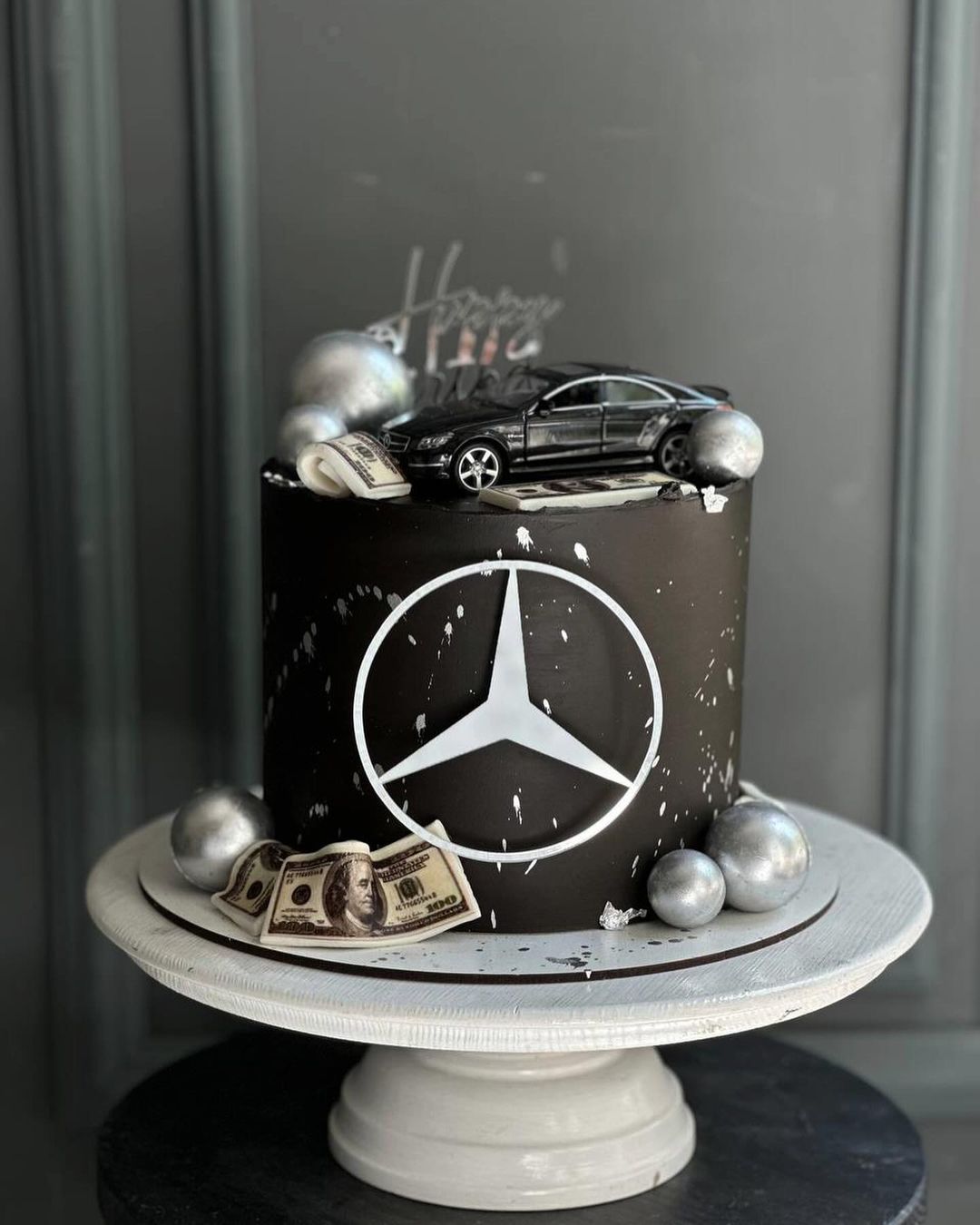 Торт с фигуркой машины и лого Мерседес