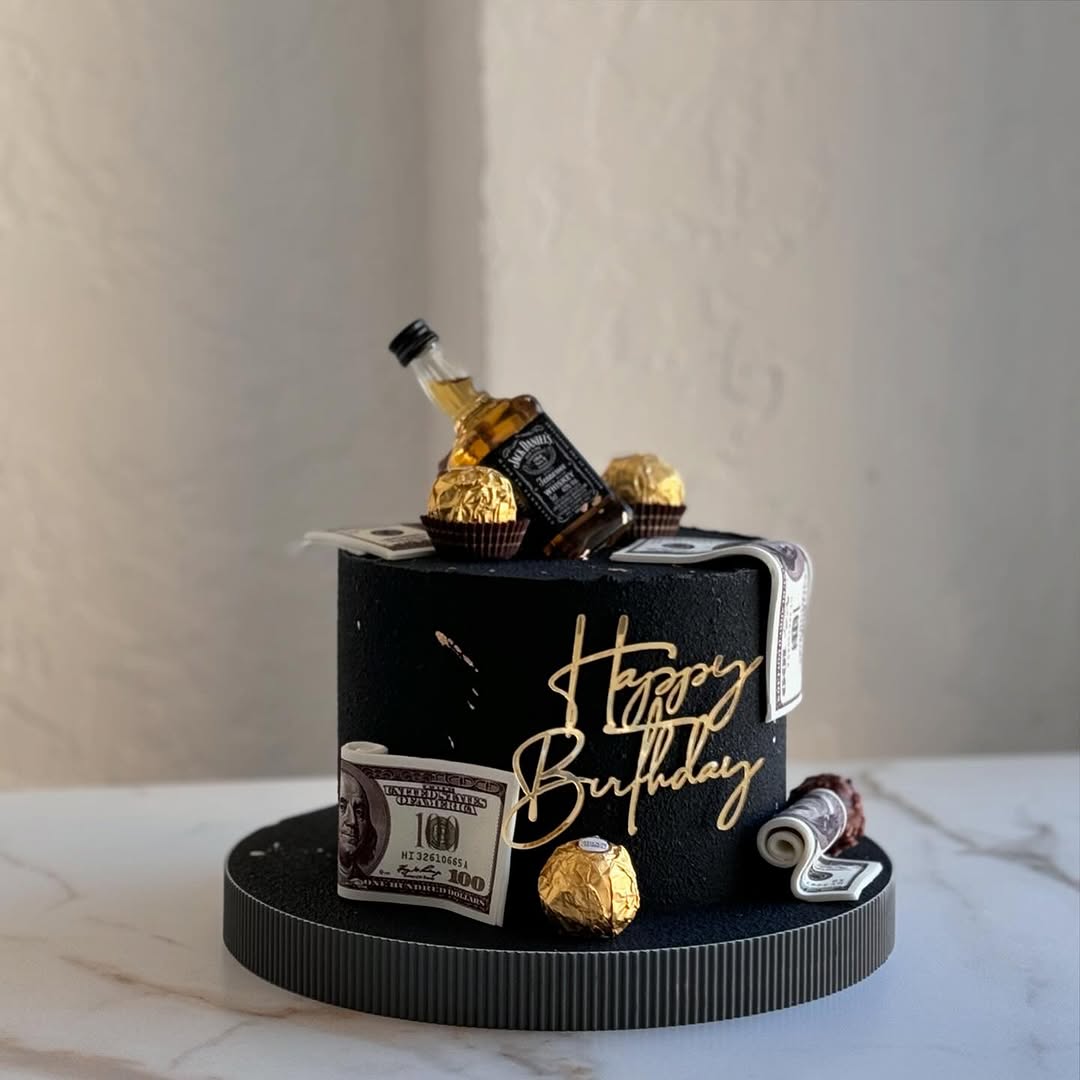 Торт украшенный виски