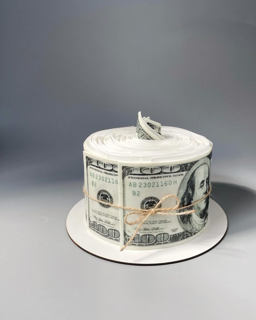 Торт в виде рулона денег