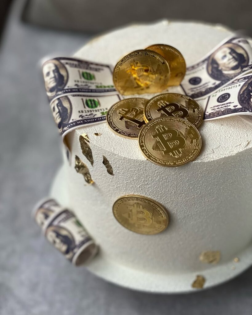 Торт с биткоинами и долларами
