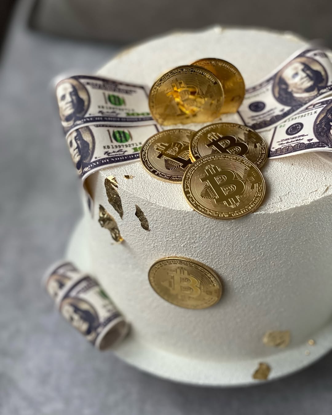 Торт с биткоинами и долларами