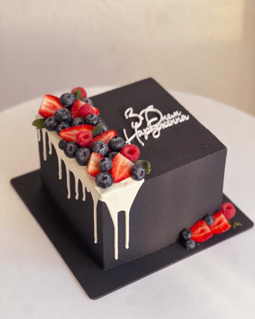 Торт для мужчины украшенный ягодами