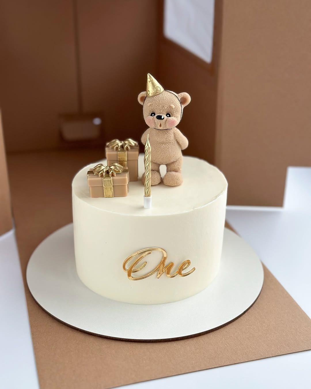 Торт с мишкой и подарками