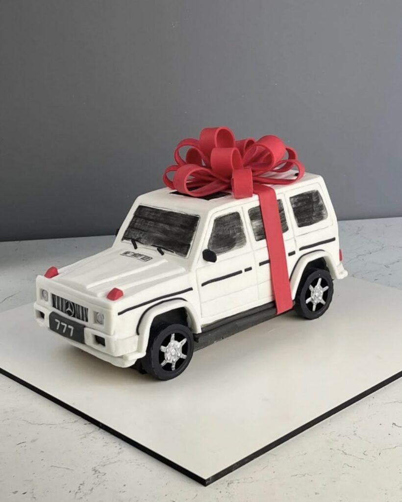 Торт в виде джипа Мерседес