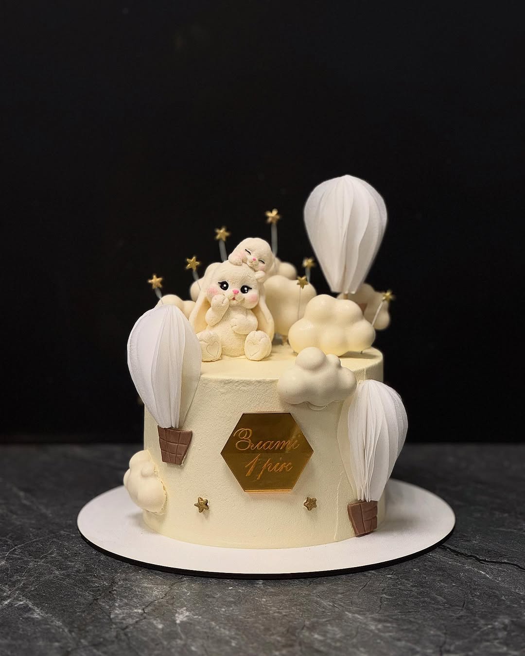 Торт на рік хлопчику із зайчиками