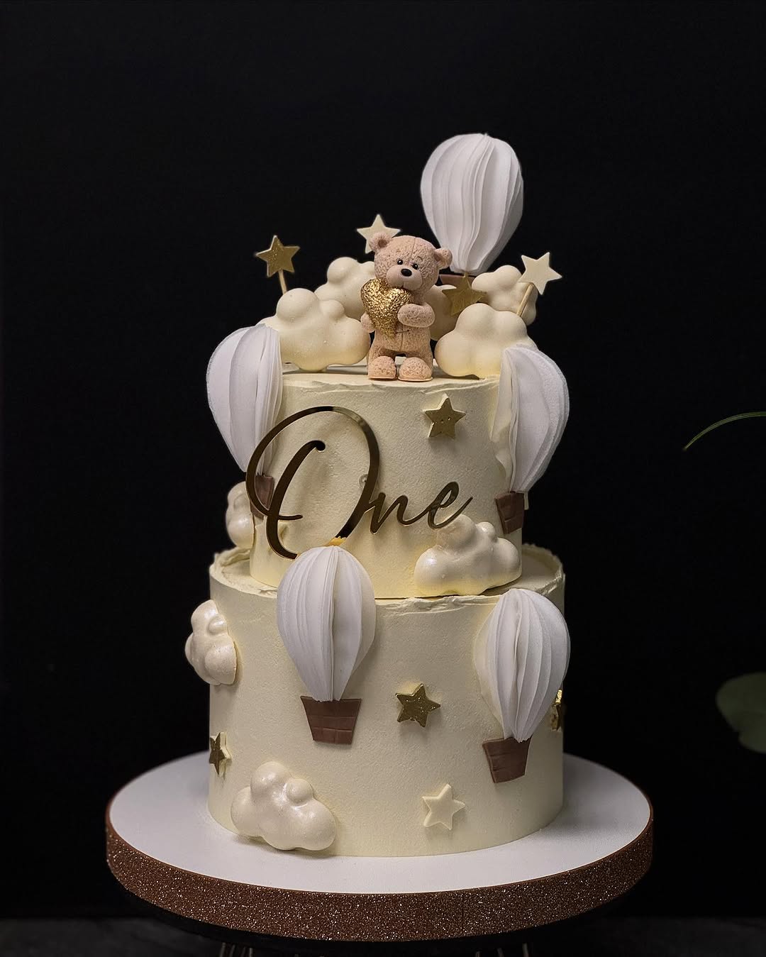 Двухъярусный торт с мишкой