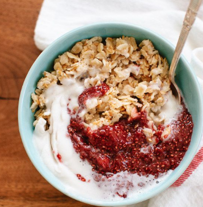 Овсяная каша с клубничным вареньем