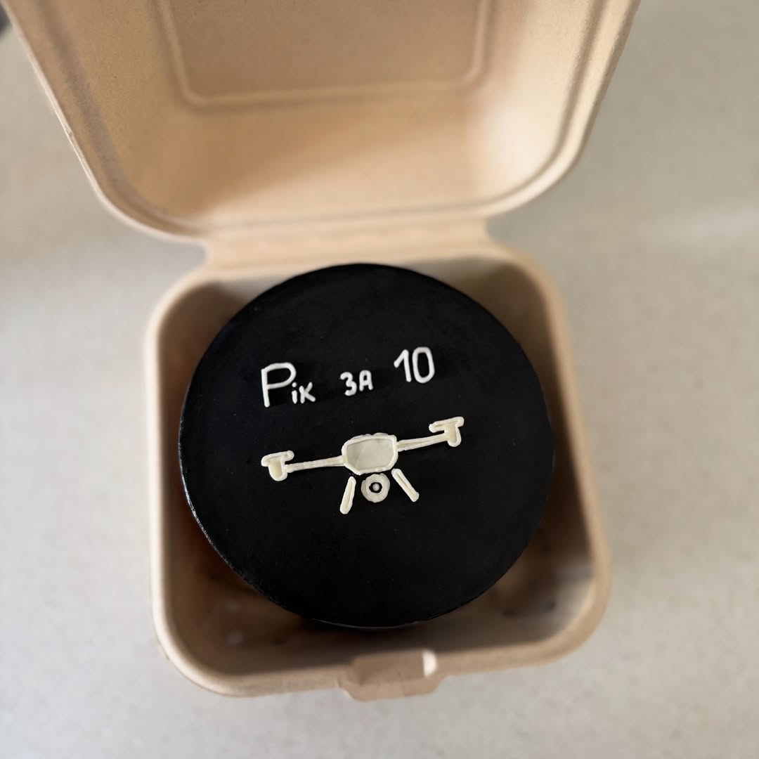 Торт с рисунком дрона