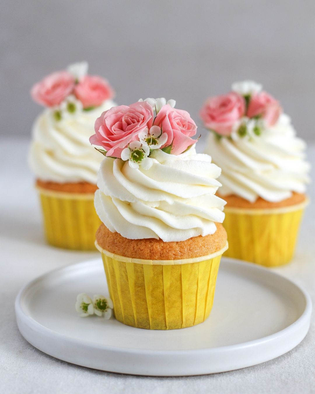 Капкейки украшенные розочками