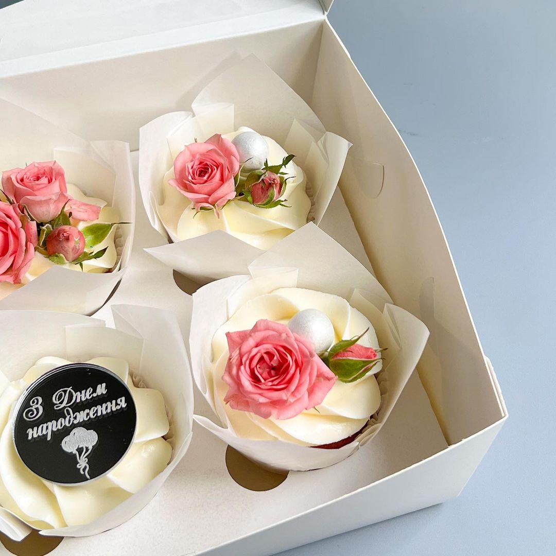 Капкейки украшенные живыми цветами