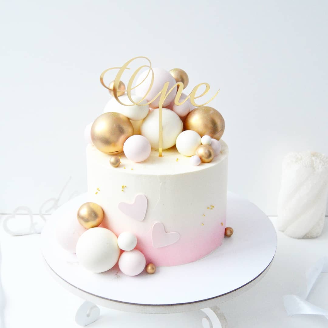 Кремовый торт с топпером "One"
