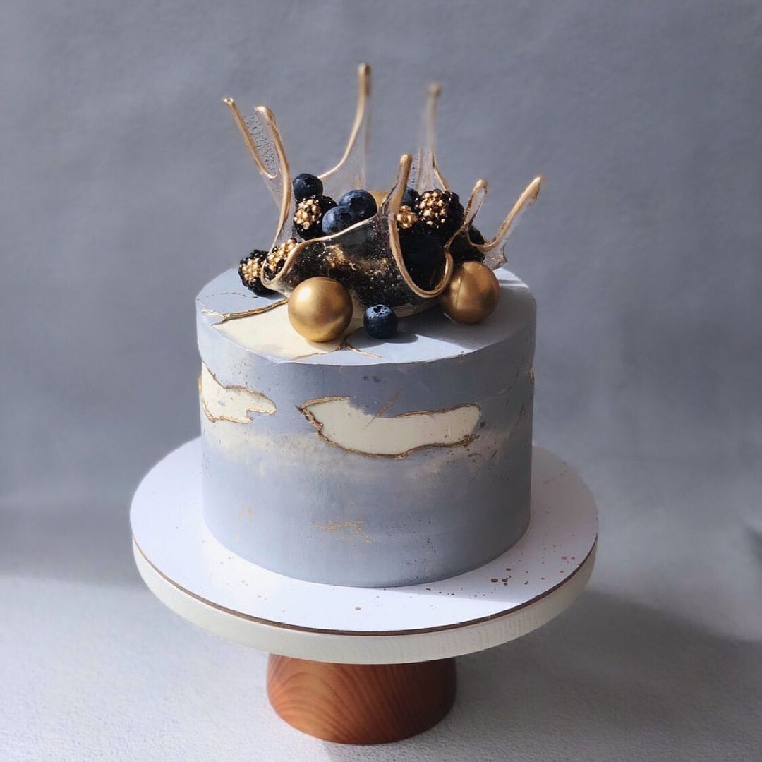 Торт покрытый голубым кремом