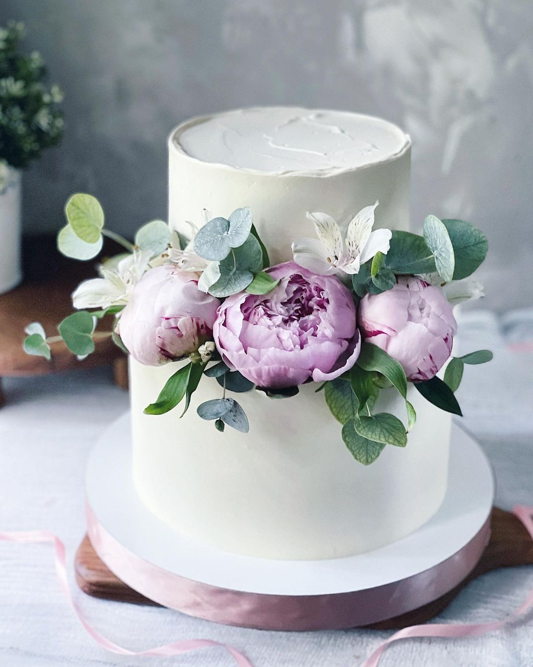 Двухъярусный свадебный торт с цветами