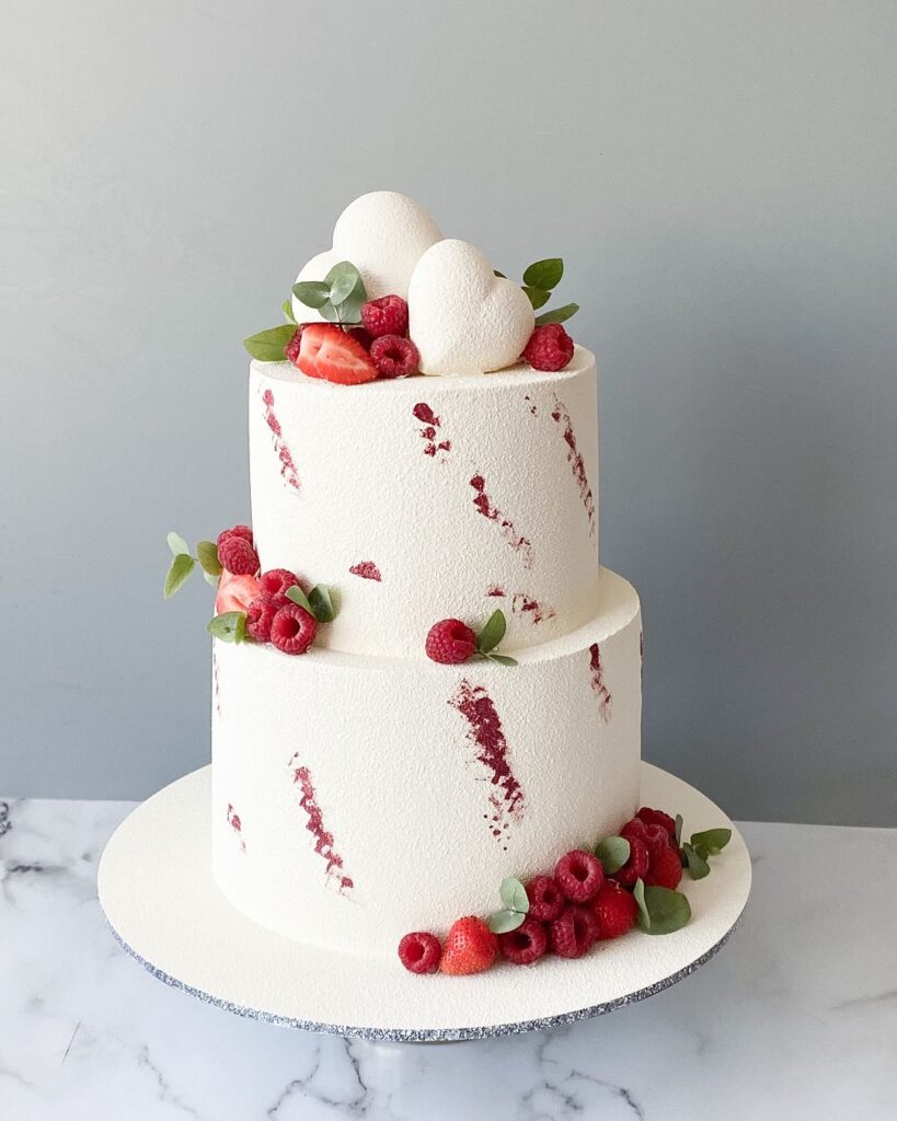 Двухъярусный свадебный торт с сердцами