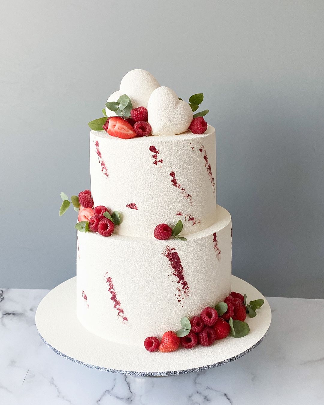 Двухъярусный свадебный торт с сердцами