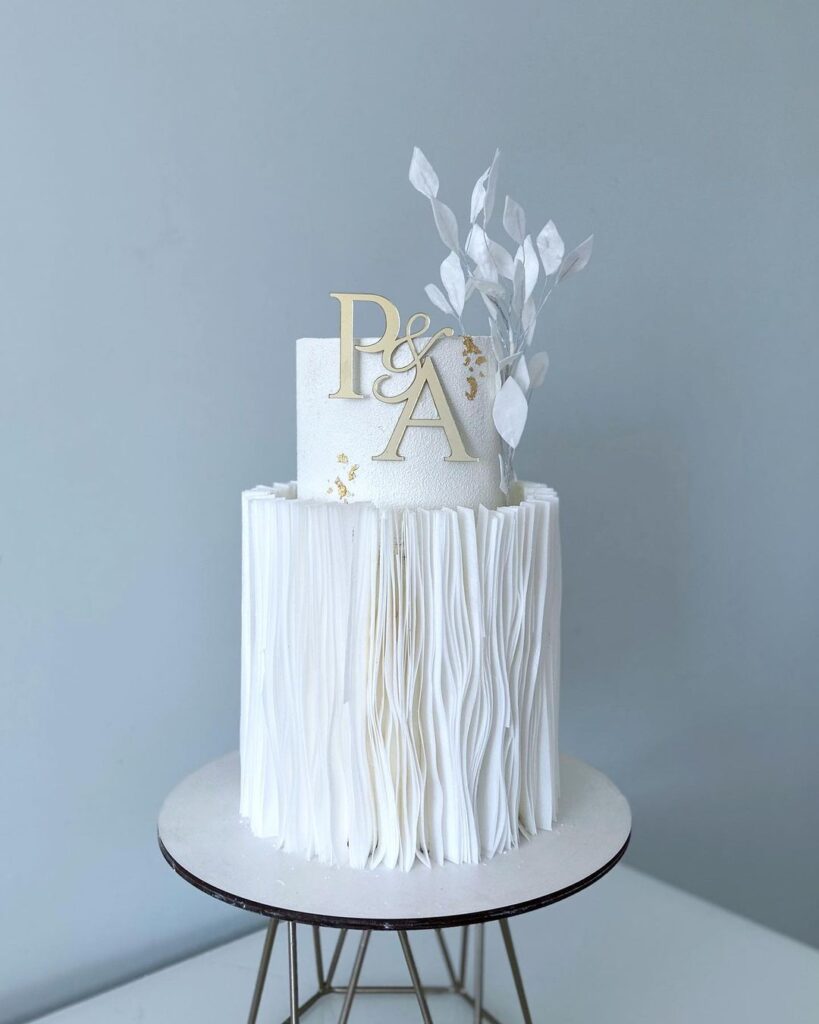 Свадебный торт с топпером в виде инициалов