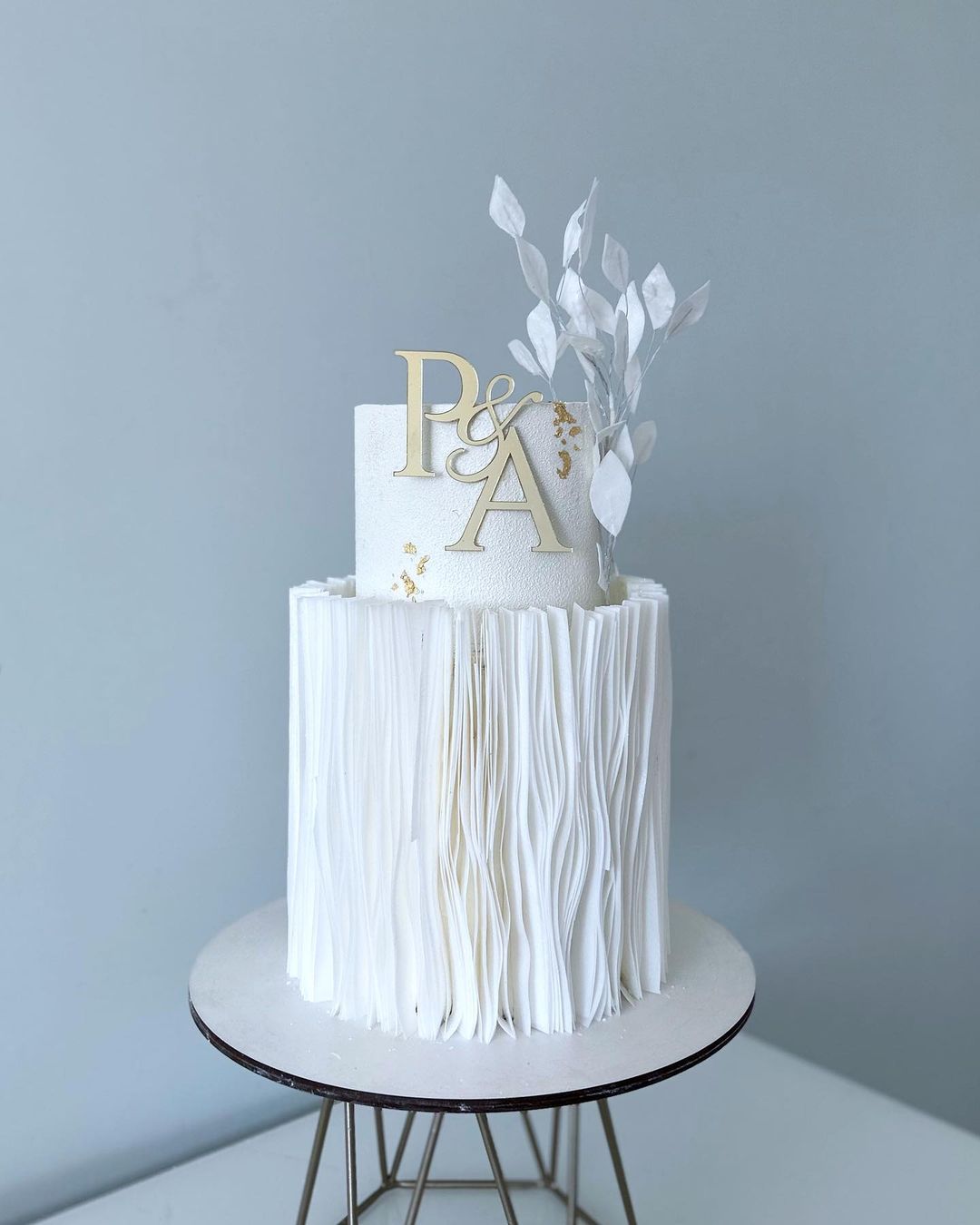Свадебный торт с топпером в виде инициалов