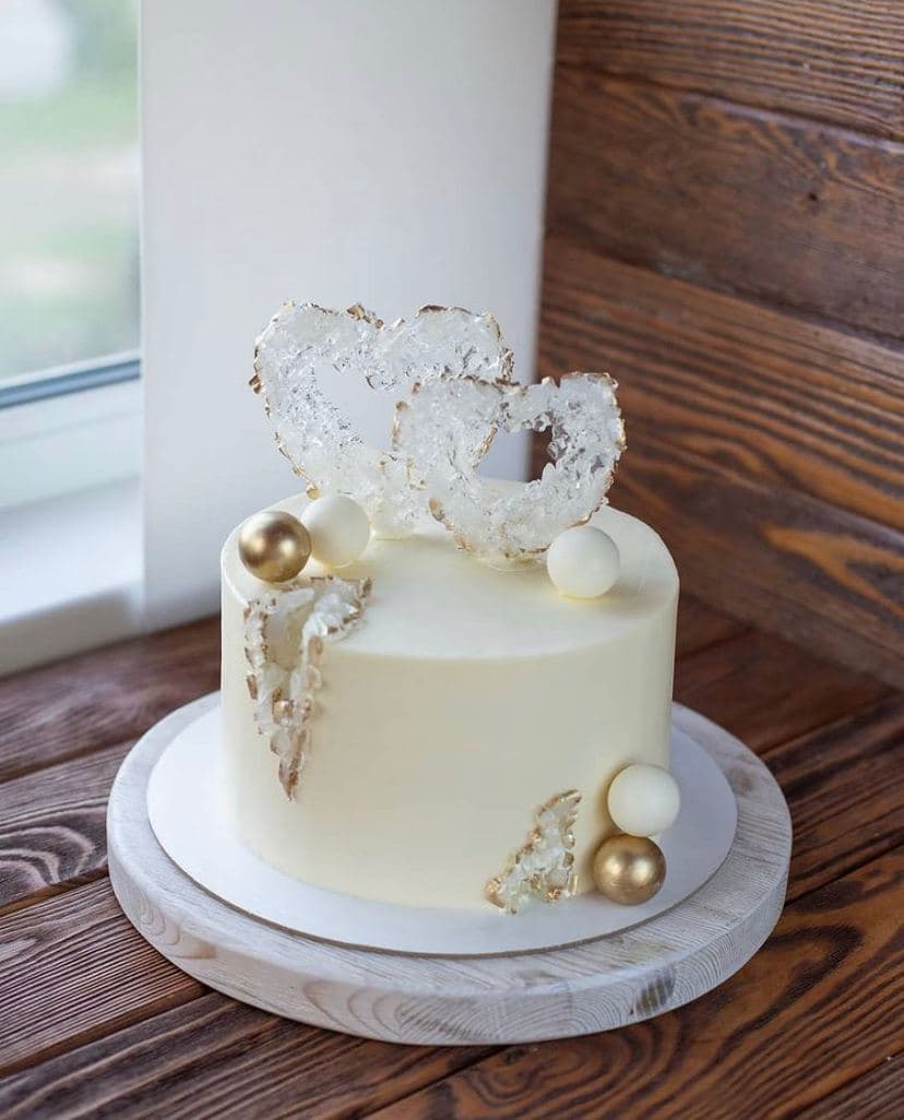 Торт украшенный двумя сердцами