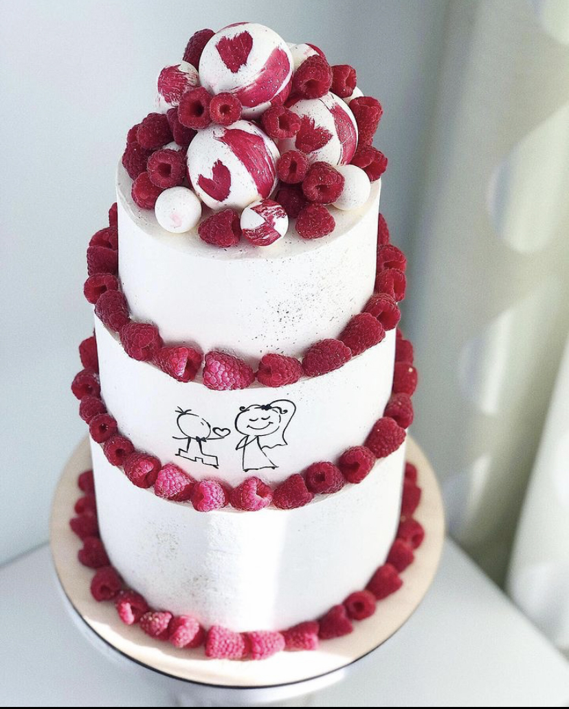 Двухъярусный торт украшенный цветами