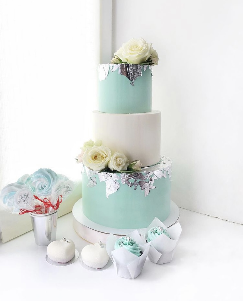 Бирюзово-белый торт на свадьбу