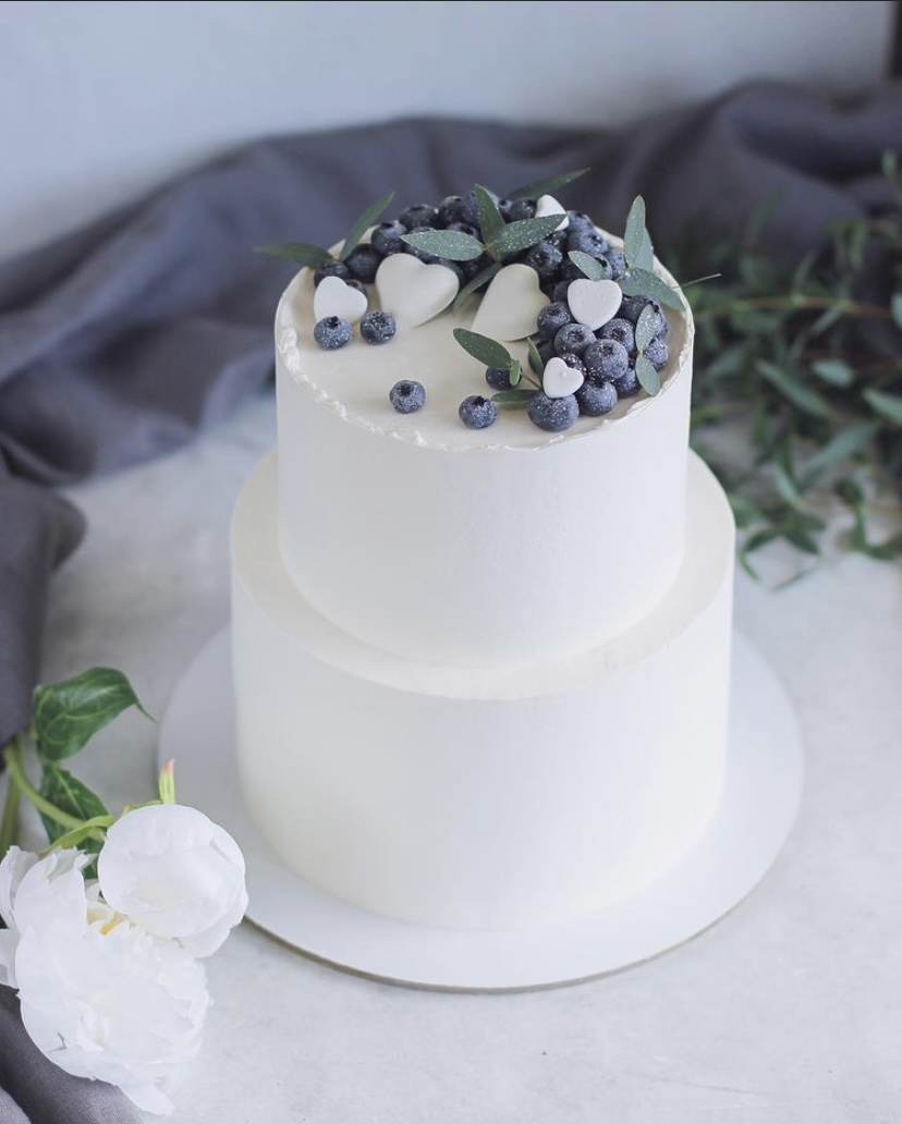 Белый торт украшенный черникой