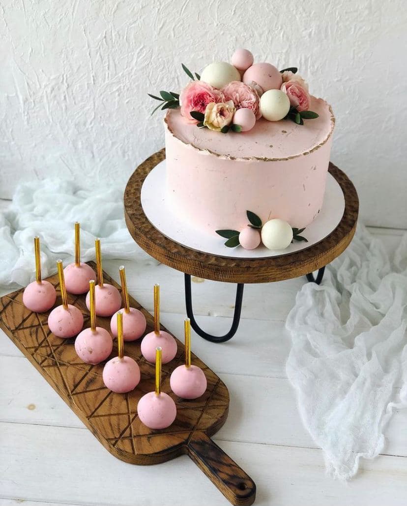 Торт со съедобными шариками