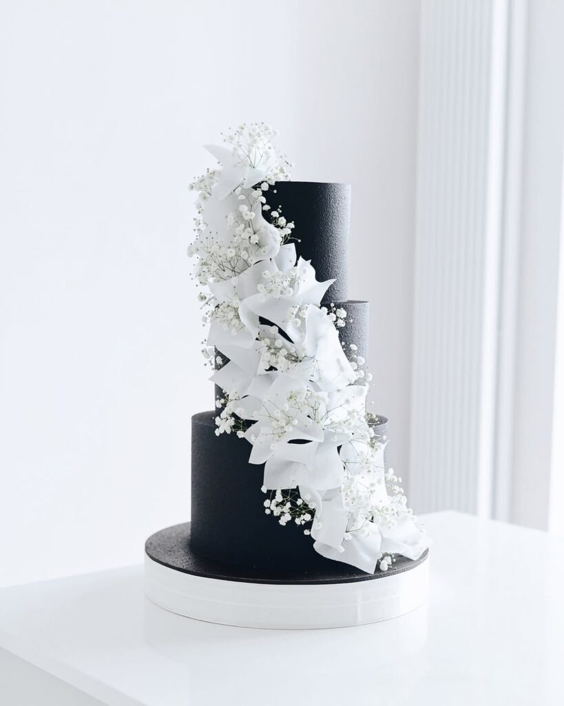 Свадебный торт в черно-белых тонах