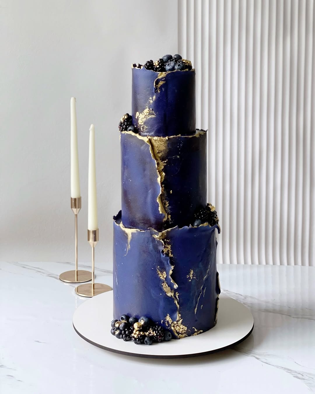 Свадебный торт "Синяя ягода"