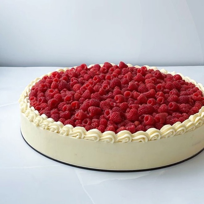 Свадебный торт с малиной