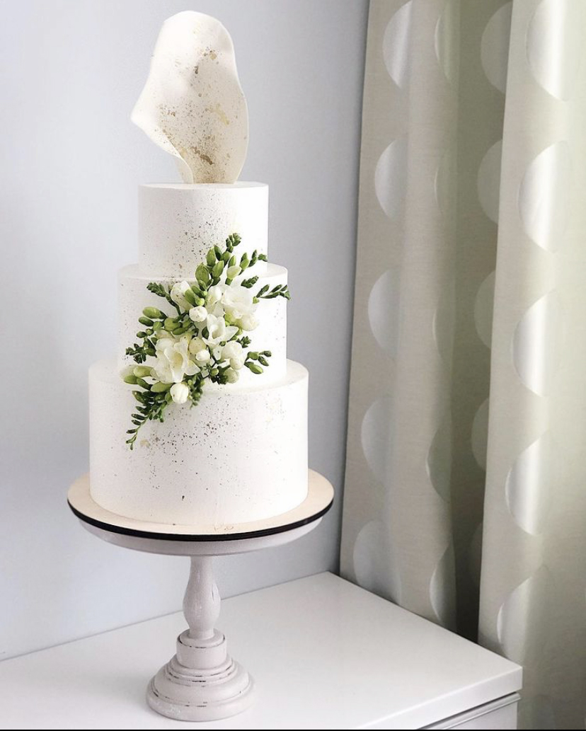 Торт с необычным украшением