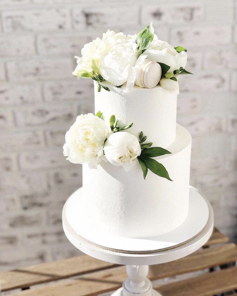 Белый торт украшенный белыми цветами