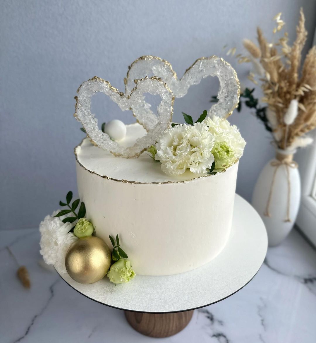 Свадебный торт с двумя сердцами