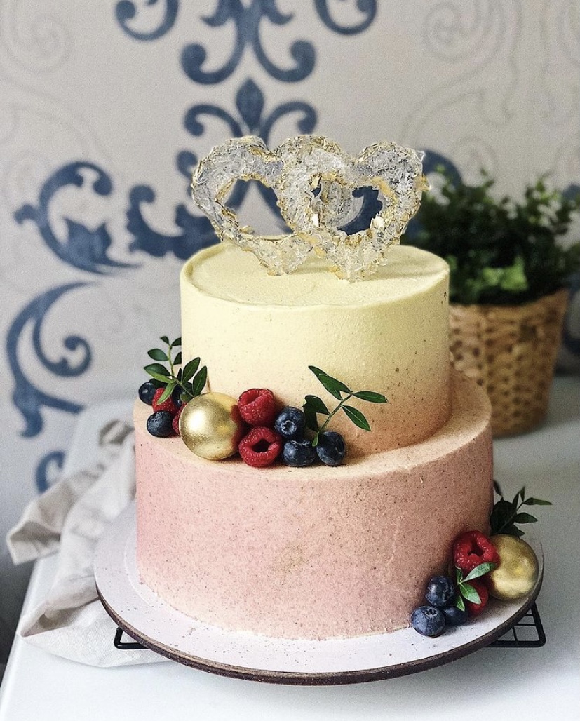 Торт украшенный карамельными сердцами