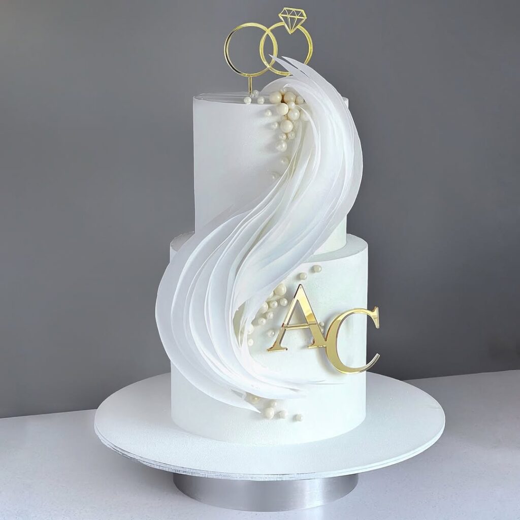 Свадебный торт с инициалами и кольцами