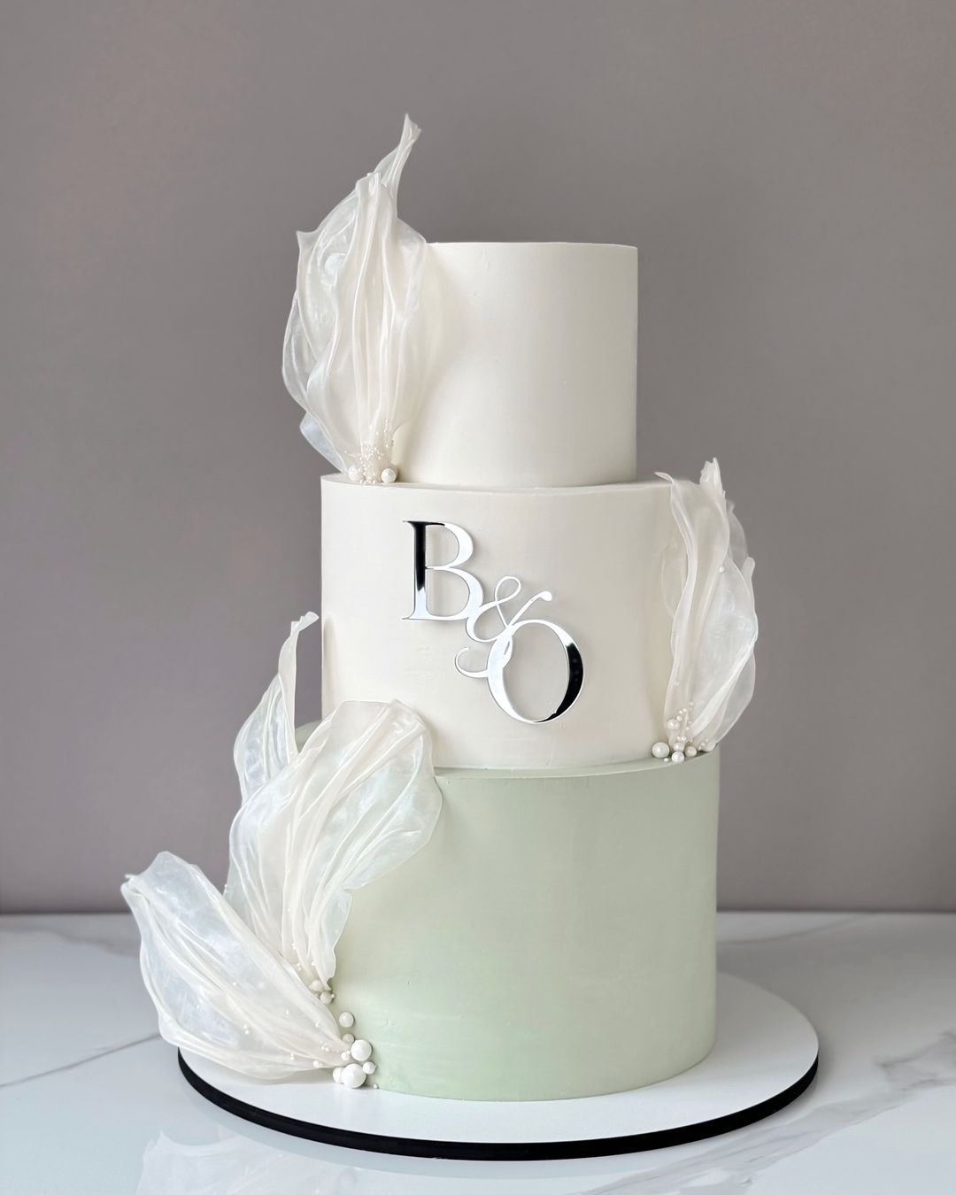 Трехъярусный торт с инициалами