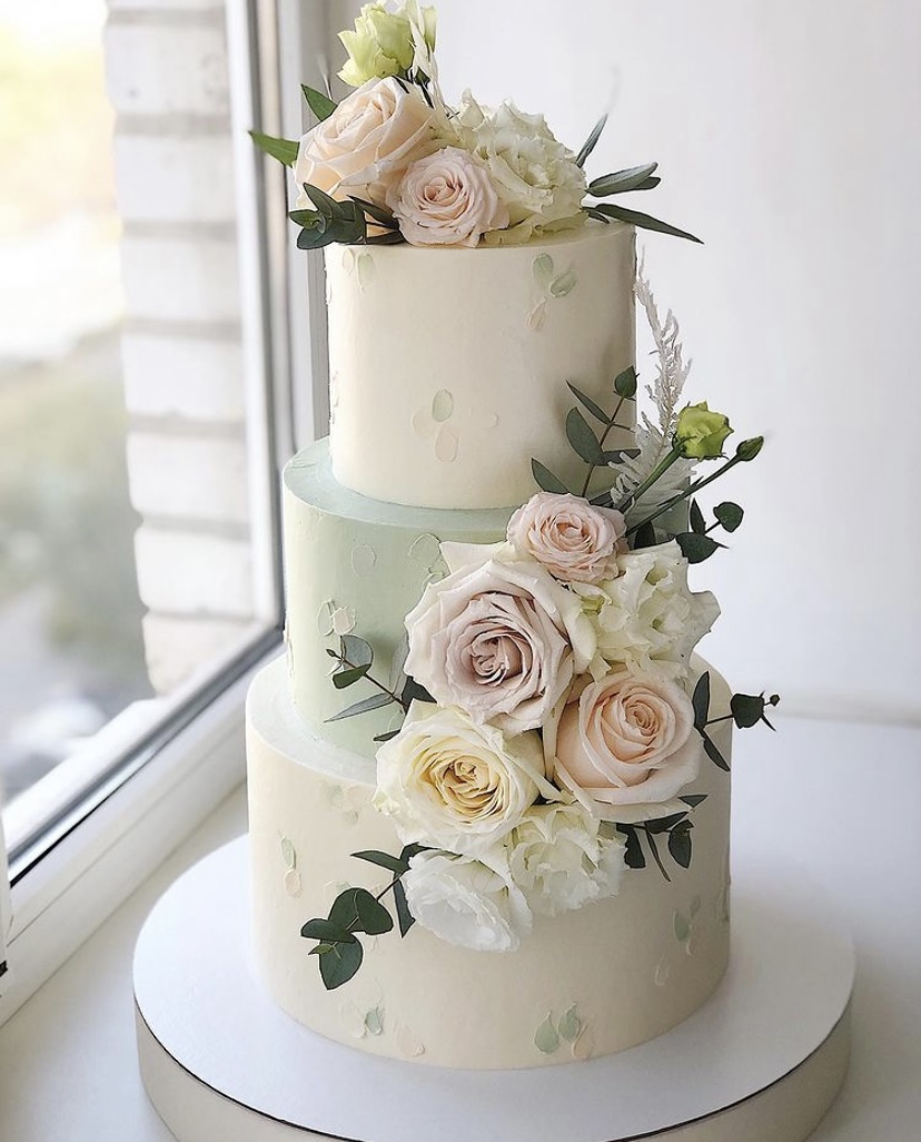 Трехъярусный торт украшенный цветами