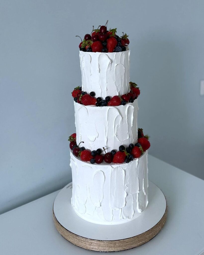 Трехъярусный торт украшенный ягодами