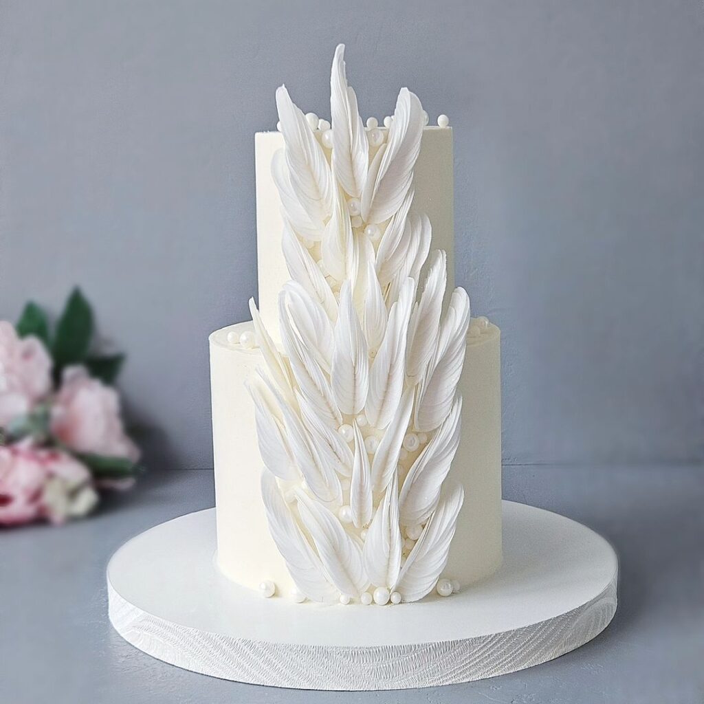 Свадебный торт украшенный перьями