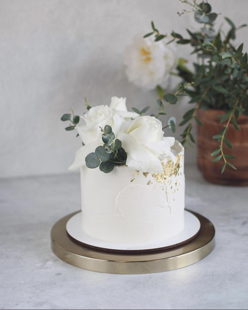 Белый торт с золотым рисунком