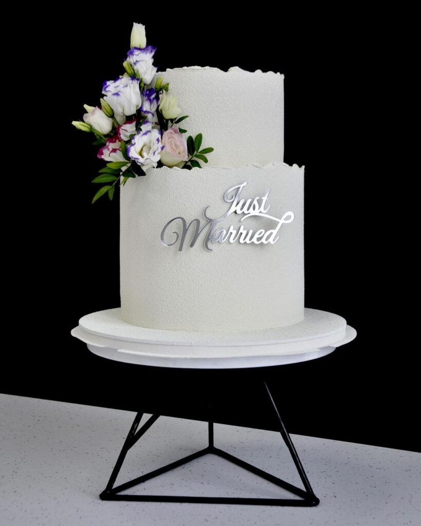 Свадебный белый торт с топпером