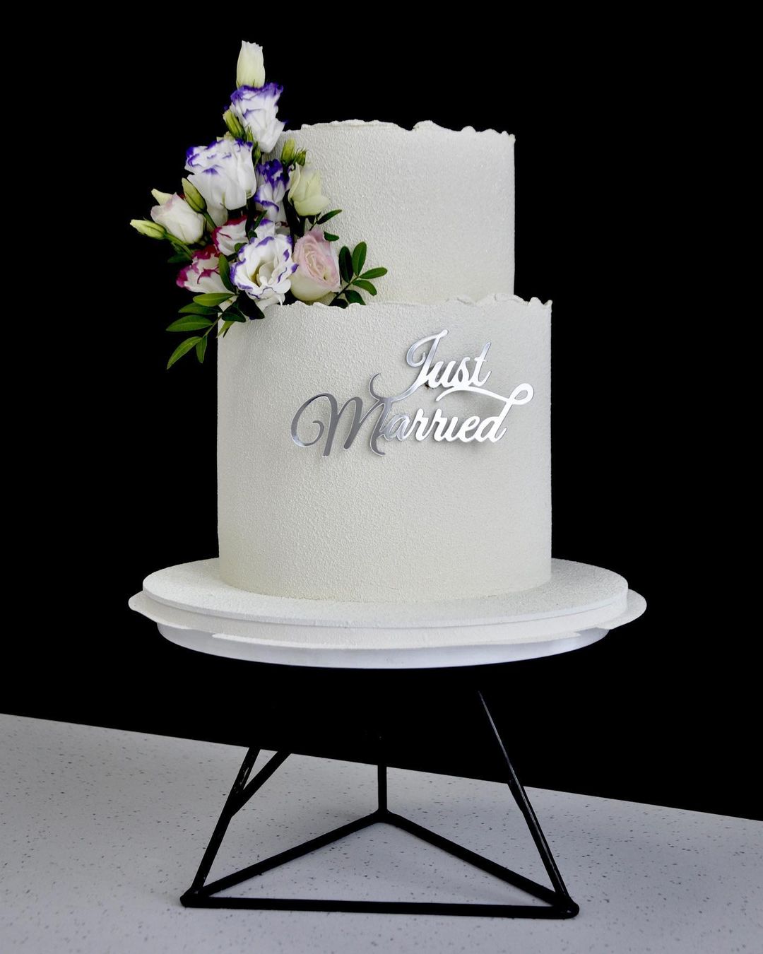 Свадебный белый торт с топпером