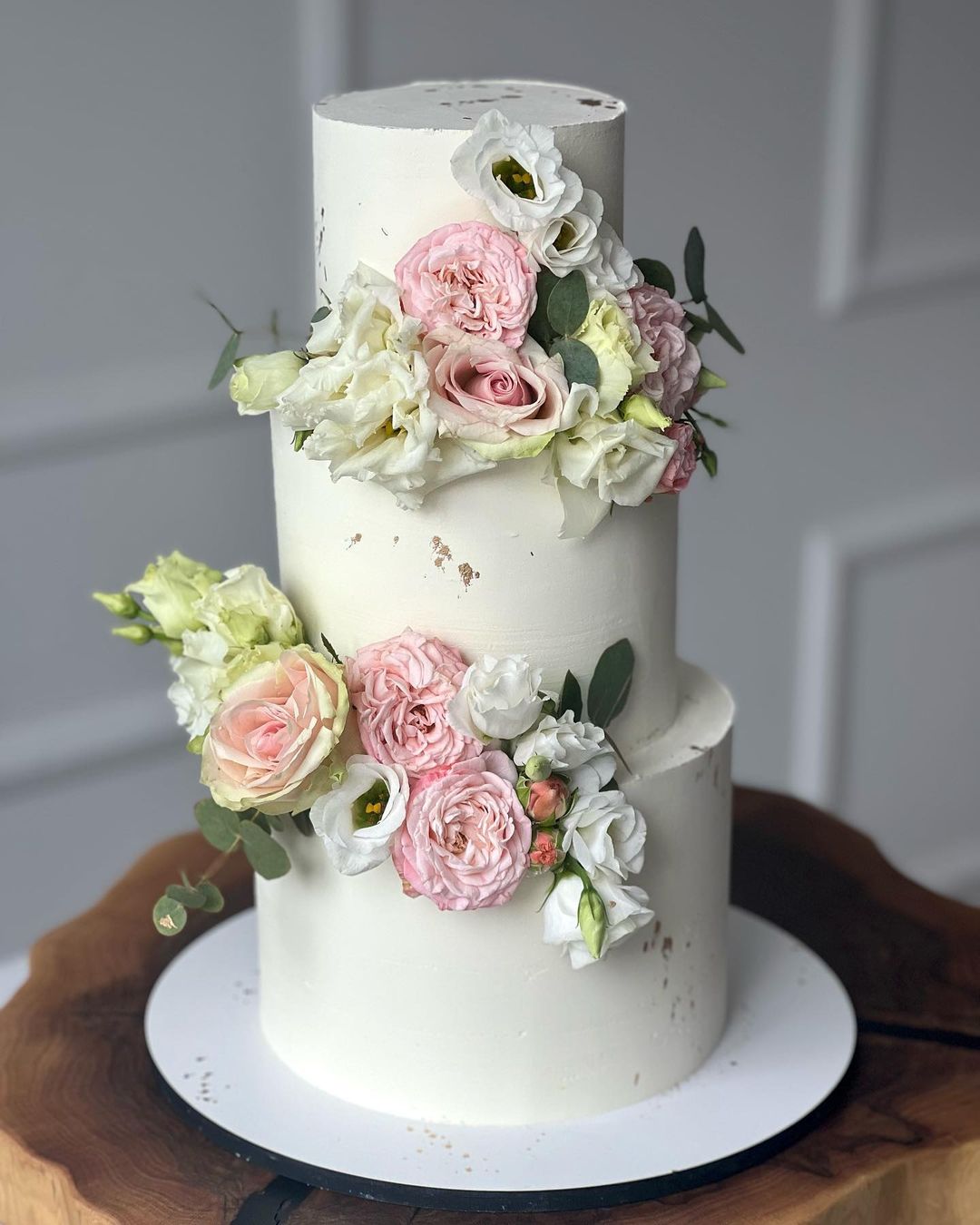 Трехъярусный свадебный торт с цветами