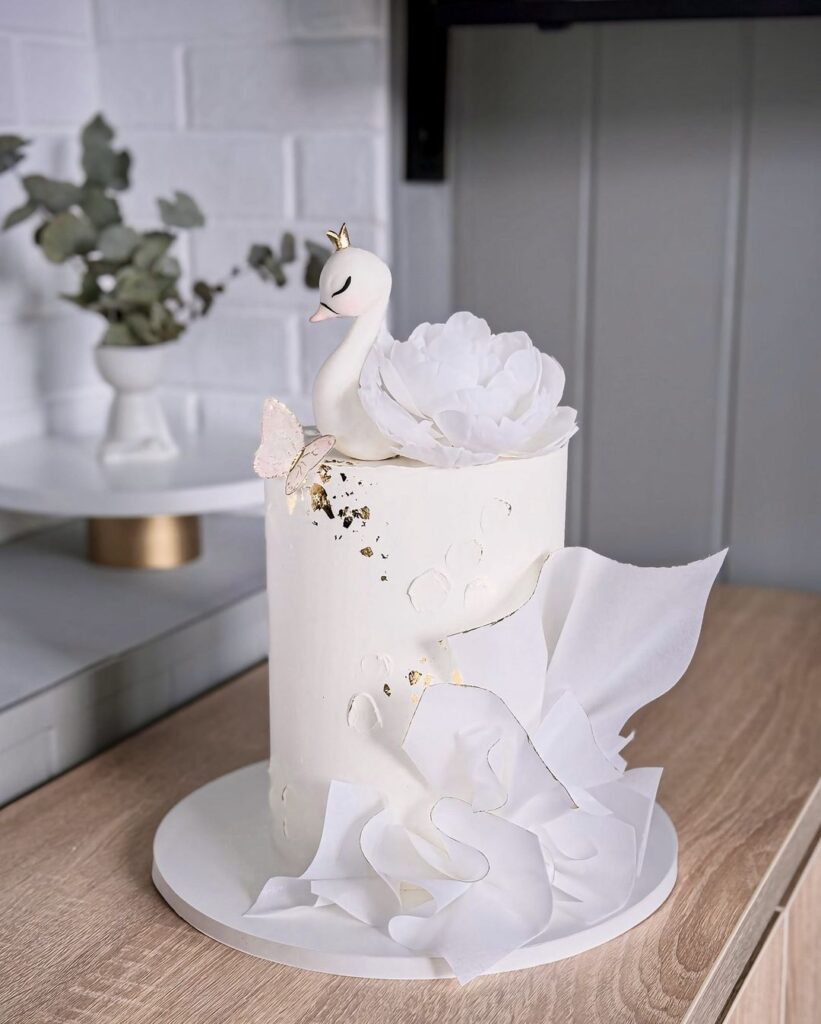 Свадебный торт с лебедем