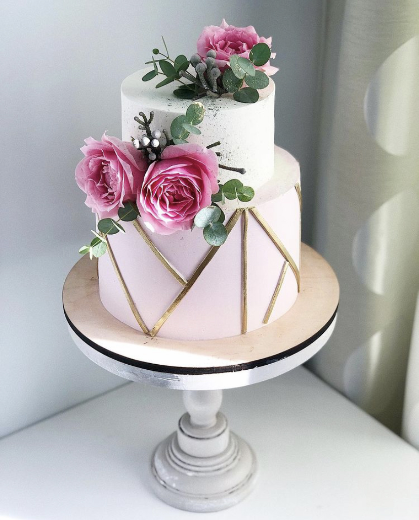 Свадебный торт с разными ярусами