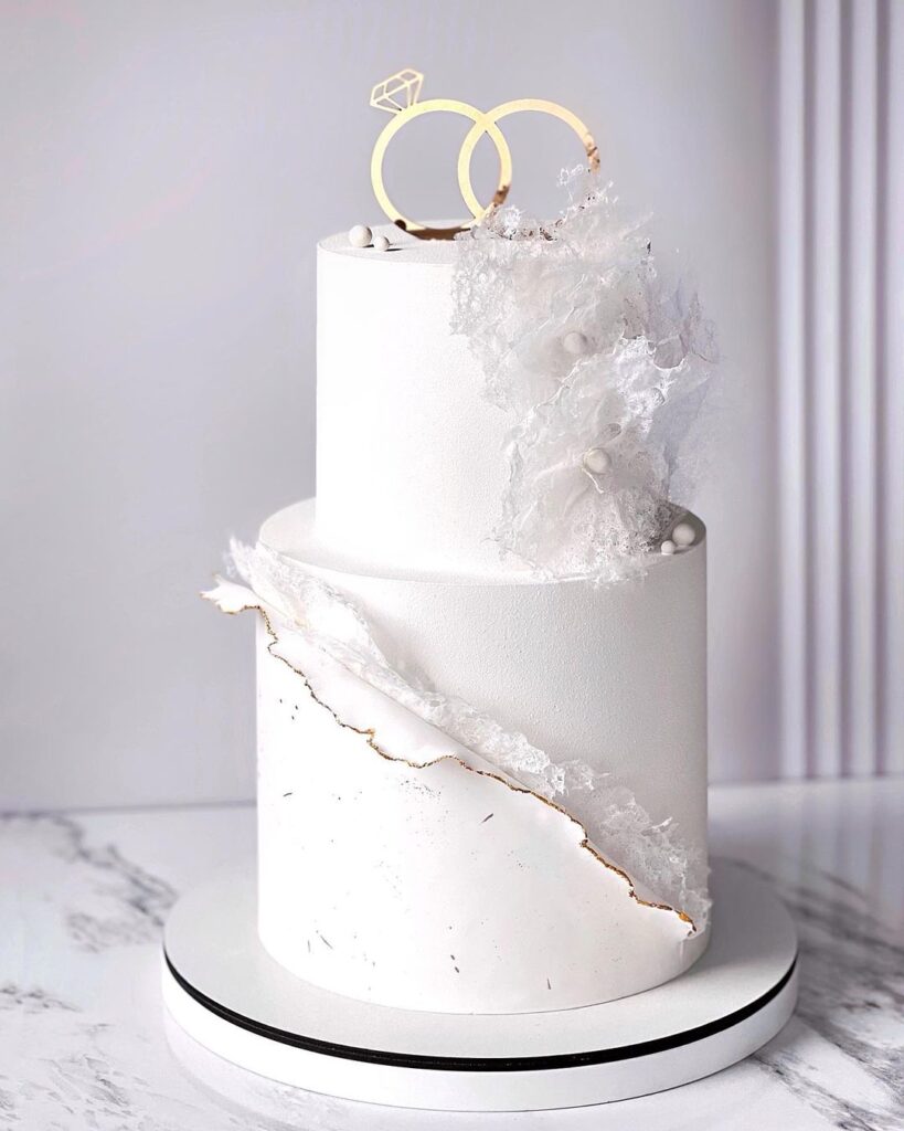 Белый торт с обручальными кольцами