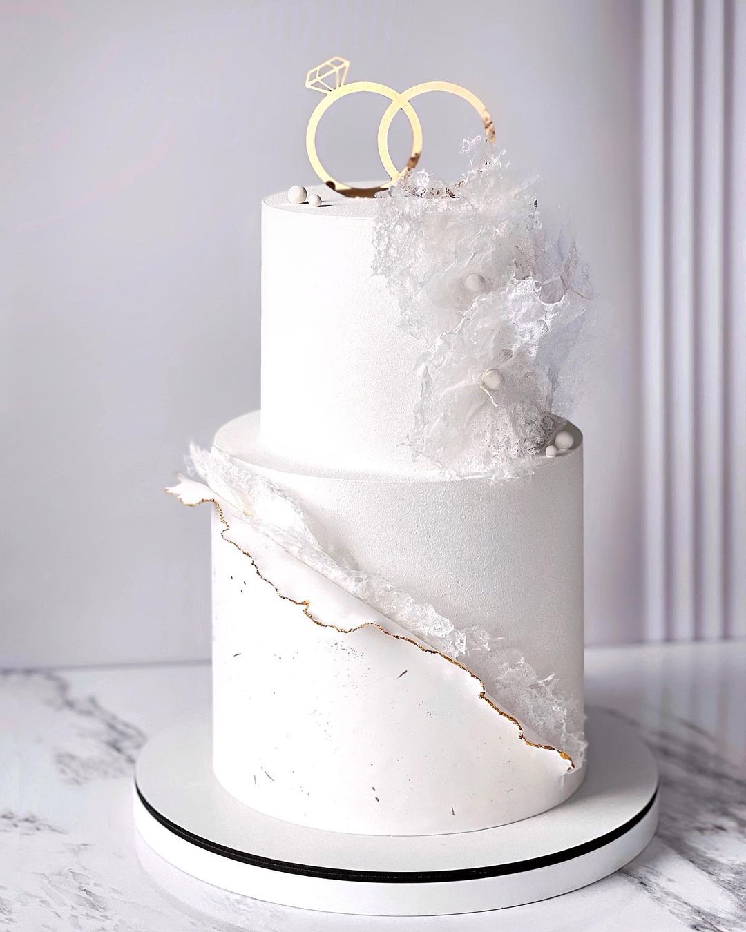 Белый торт с обручальными кольцами