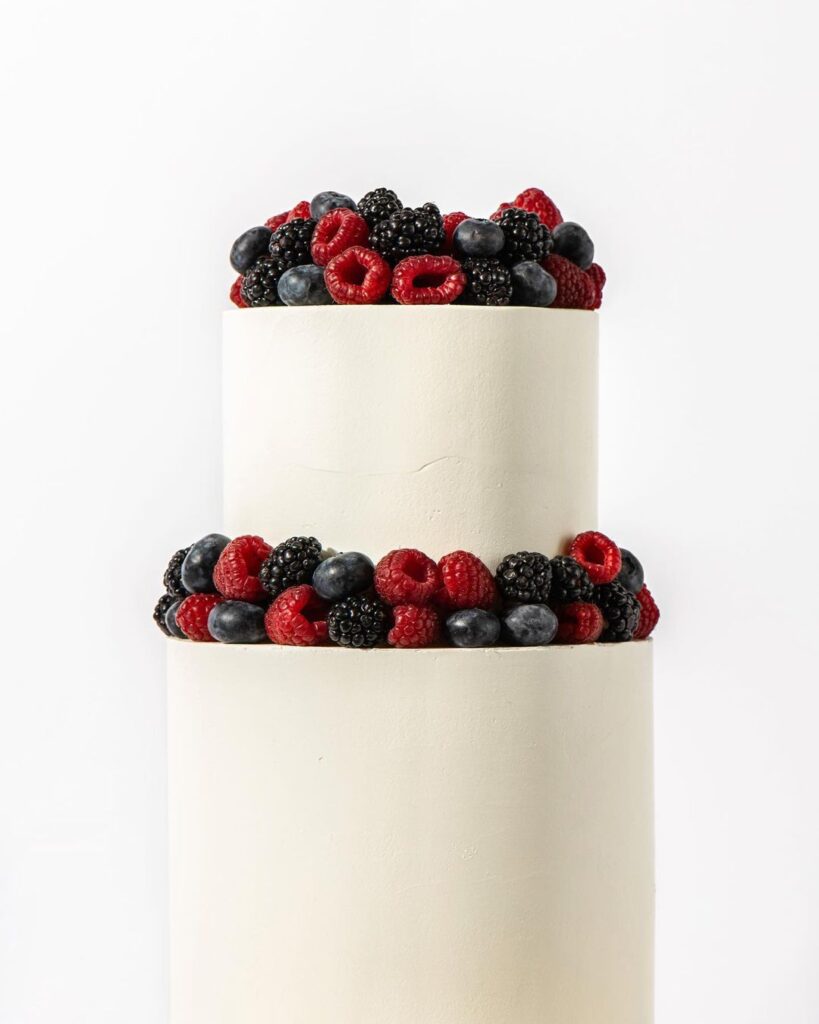 Свадебный торт украшенный ягодами