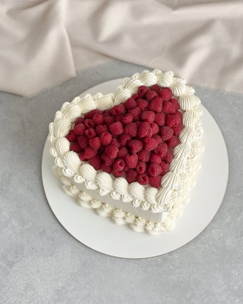 Торт в виде сердца с малиной